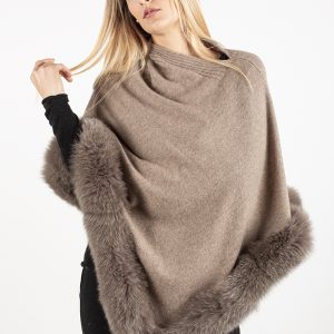 Art. 4844 Poncho con bordature in volpe