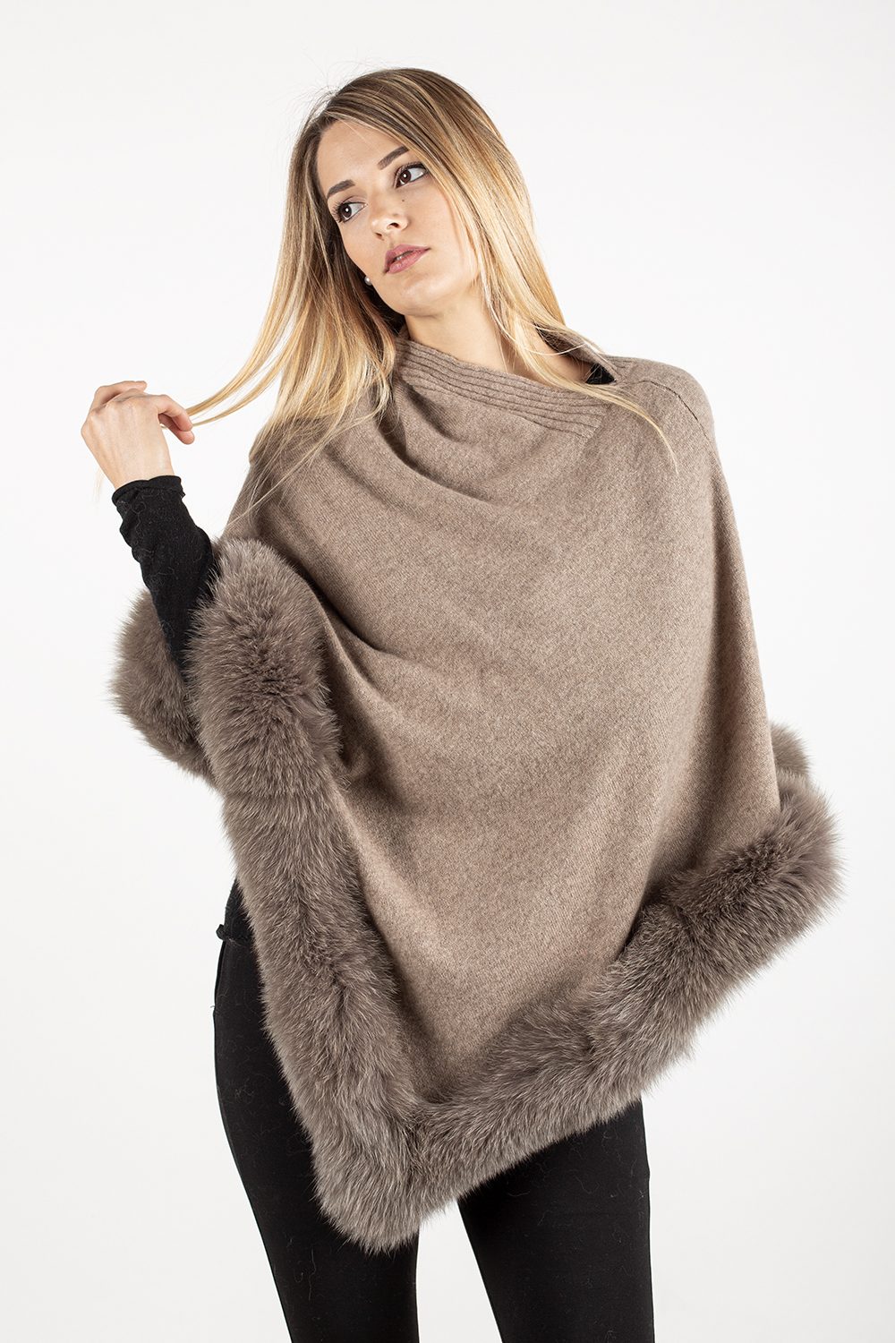 Art. 4844 Poncho con bordature in volpe