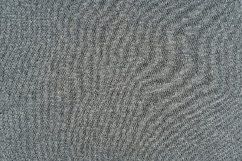 Dettaglio della maglia in 100% cashmere grigio, colore 104 della cartella Goia Roberto
