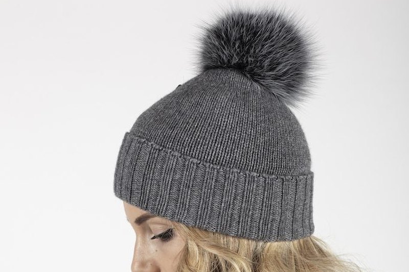 Berretto Liscio-R in misto cashmere con pon pon in volpe — Goia Roberto
