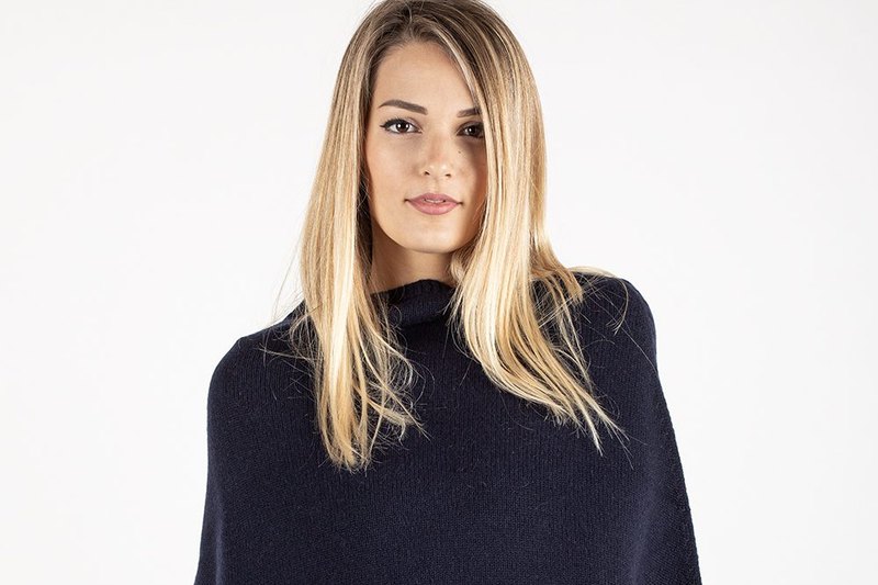Poncho Amiata in 100% cashmere blu notte indossato da modella — Goia Roberto